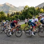 Radsportler erklimmen eine Berg.